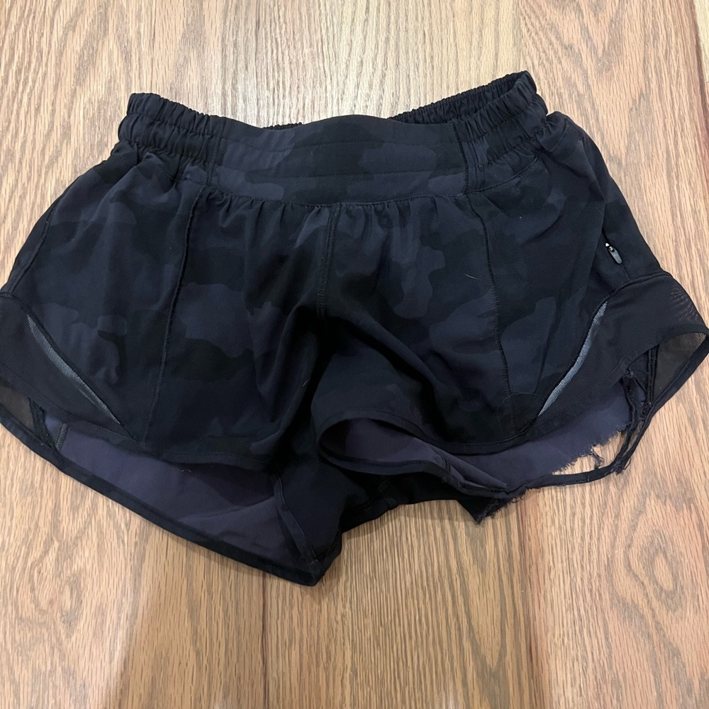 Lululemon black camo hotty hot shorts 2.5 inch
